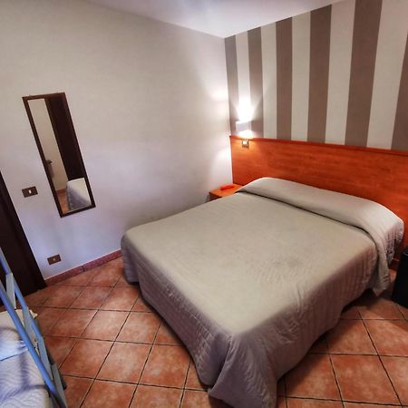 Hotel Piscina La Suite Prossedi Dış mekan fotoğraf
