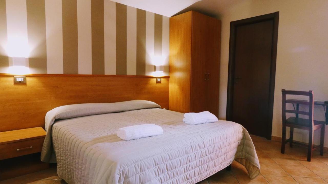 Hotel Piscina La Suite Prossedi Dış mekan fotoğraf