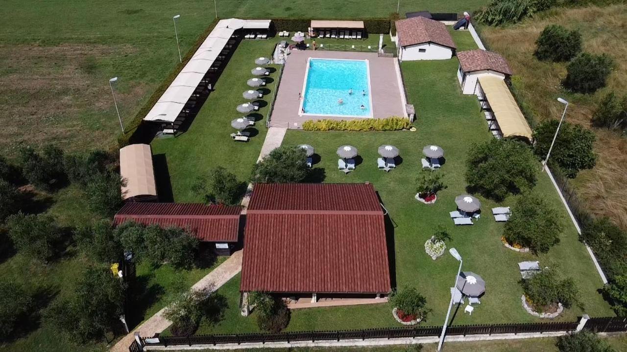 Hotel Piscina La Suite Prossedi Dış mekan fotoğraf