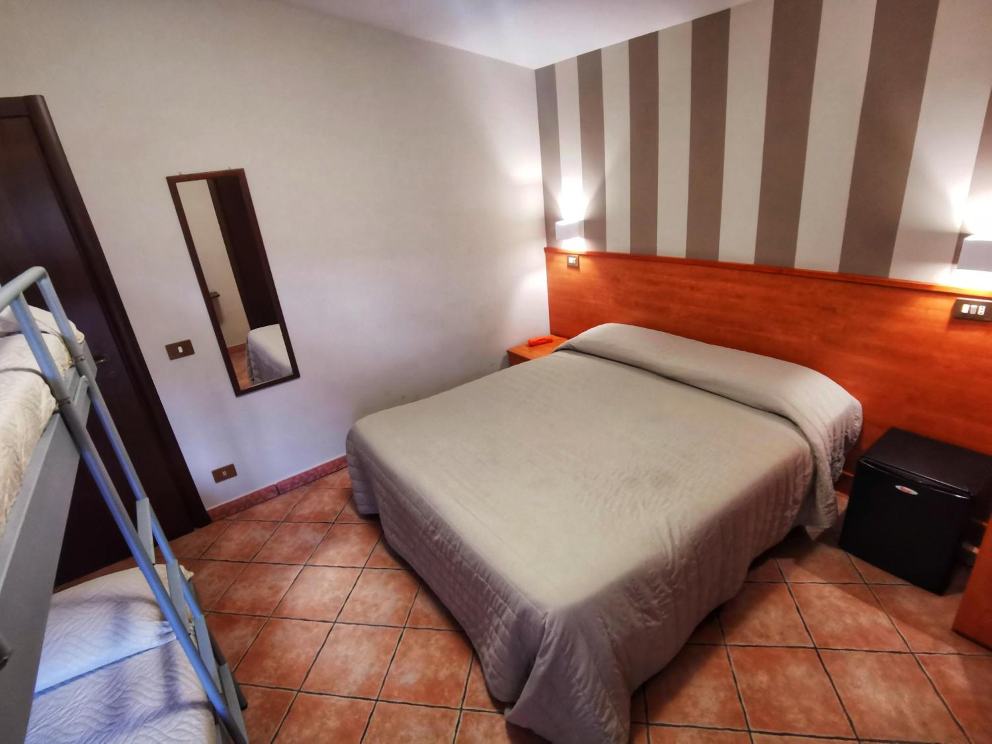 Hotel Piscina La Suite Prossedi Dış mekan fotoğraf